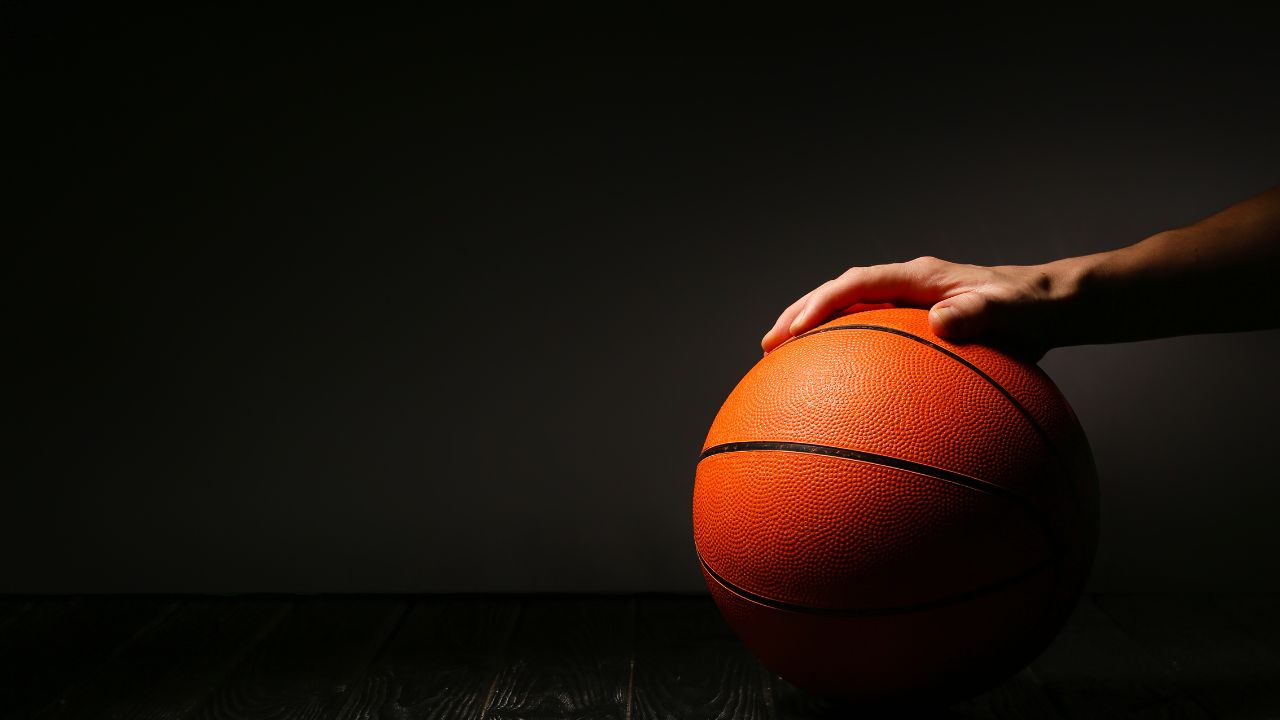 how-to-palm-a-basketball-a-beginners-guide-copo-sports